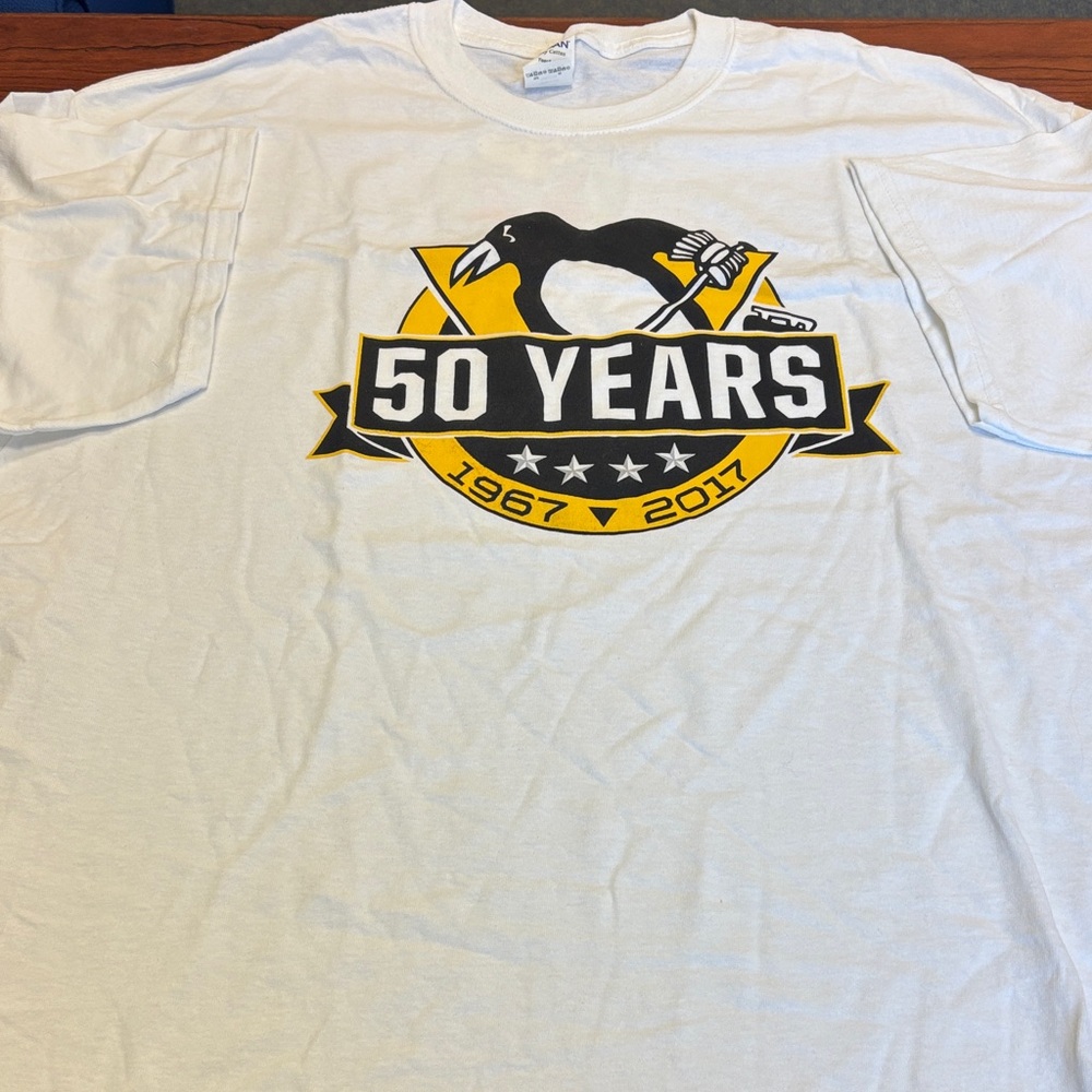 NWOT Gildan White Short-Sleeve Pittsburgh Penguins tee